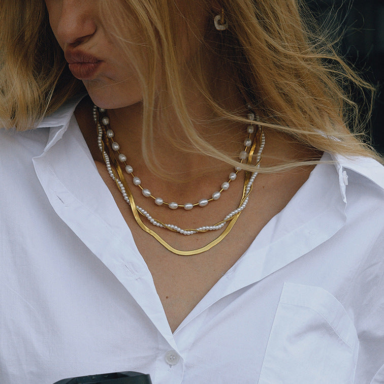 Collar de Acero Inoxidable con Colgante Geométrico de Acero Titanio y Acentos de Perlas Simuladas, Cadena Electrochapada para Mujer