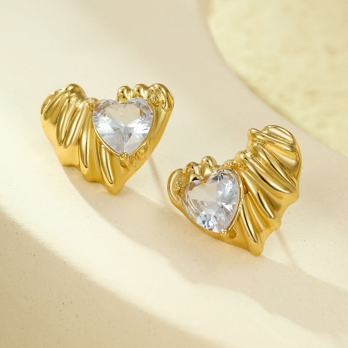 Pendientes de Acero Inoxidable en Forma de Corazón Estilo Vintage con Incrustaciones de Circones y Baño de Oro de 18K
