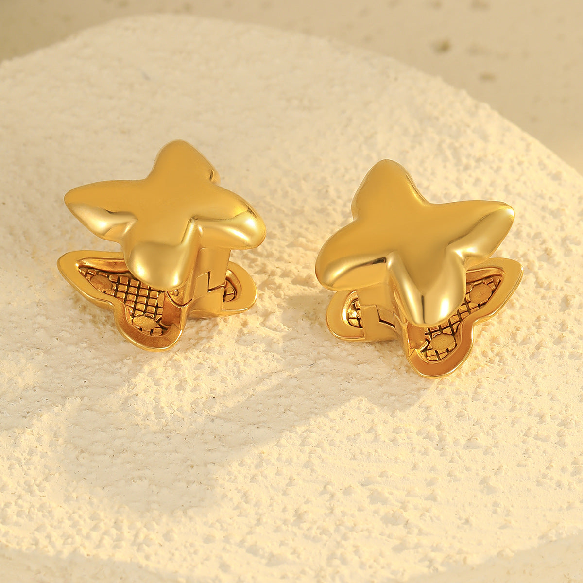Pendientes de tuerca de acero inoxidable con forma de estrella de moda con acabado chapado para mujer