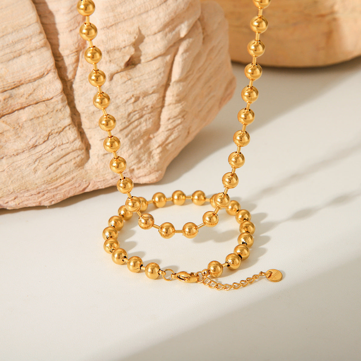Collana a catena con perline geometriche minimalista in acciaio al titanio placcato oro 18 carati da donna