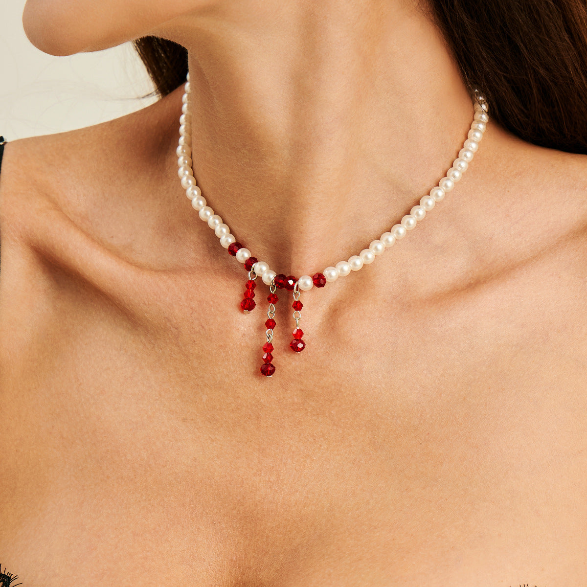 Collana gotica vintage con ciondolo da donna con perla finta a goccia e intarsio di cristalli su catena di perline