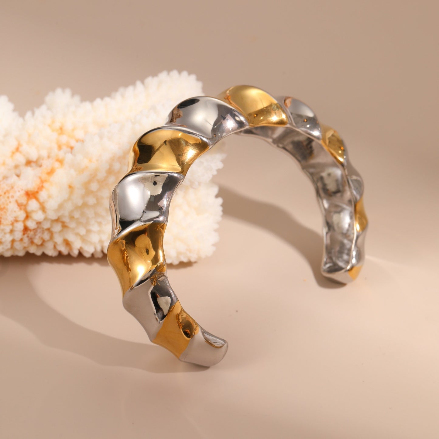 Fashionable Geometric Stainless Steel Bracelet with Gold and Silver Plated Waves for Women