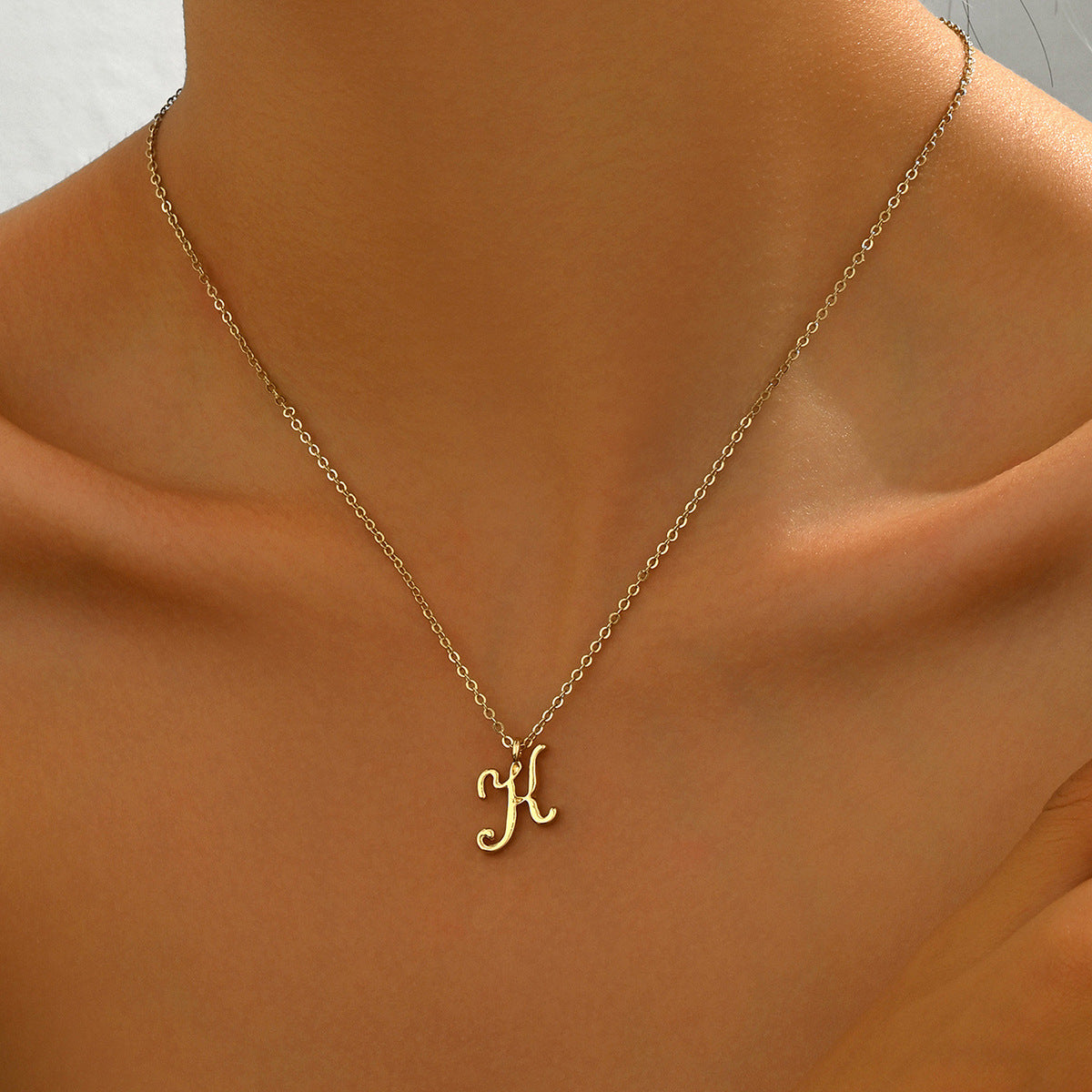 Collana da donna a forma di lettera minimalista placcata in lega di zinco delicata per clavicola