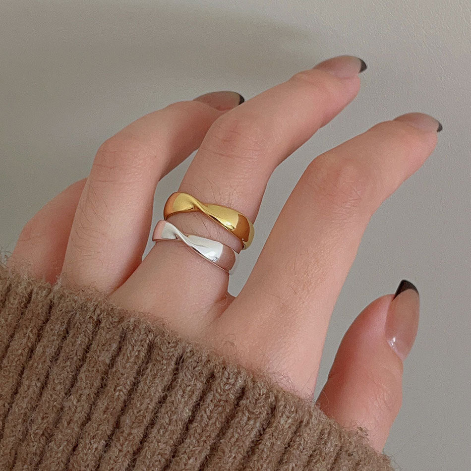 Anillo de mujer de plata de ley 925 minimalista con alambre retorcido geométrico