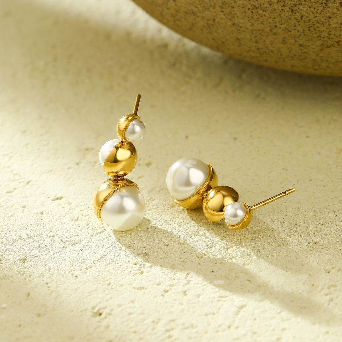 Orecchini a cerchio da donna minimalisti ed eleganti in acciaio al titanio con perle, finitura placcata