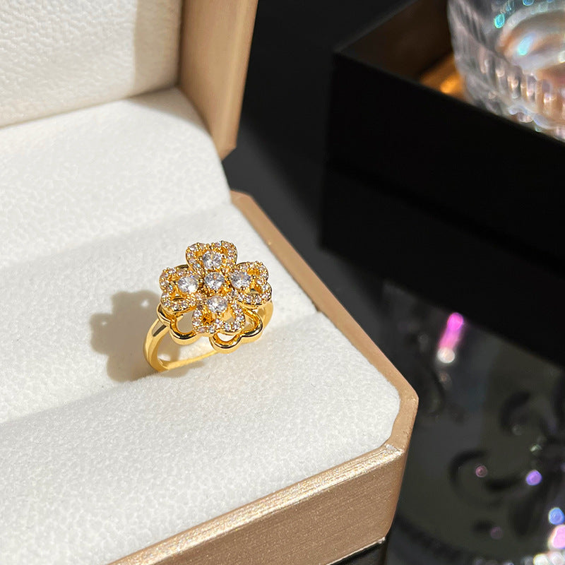 Anello Minimalista a Trifoglio in Rame con Intarsio di Strass e Finitura Placcata per Uomo e Donna