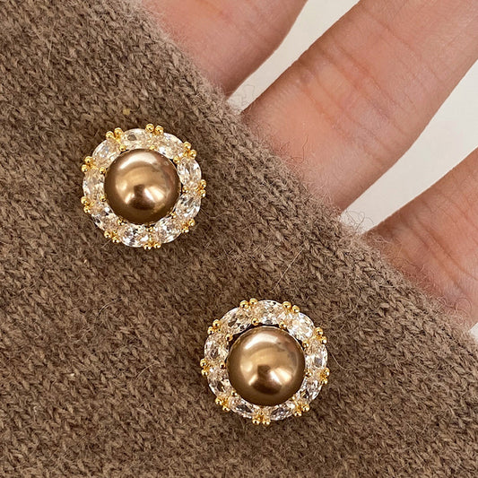 Aretes elegantes de perlas retro con detalles de circonia cúbica en forma geométrica redonda para mujer. Accesorio de moda minimalista de lujo.