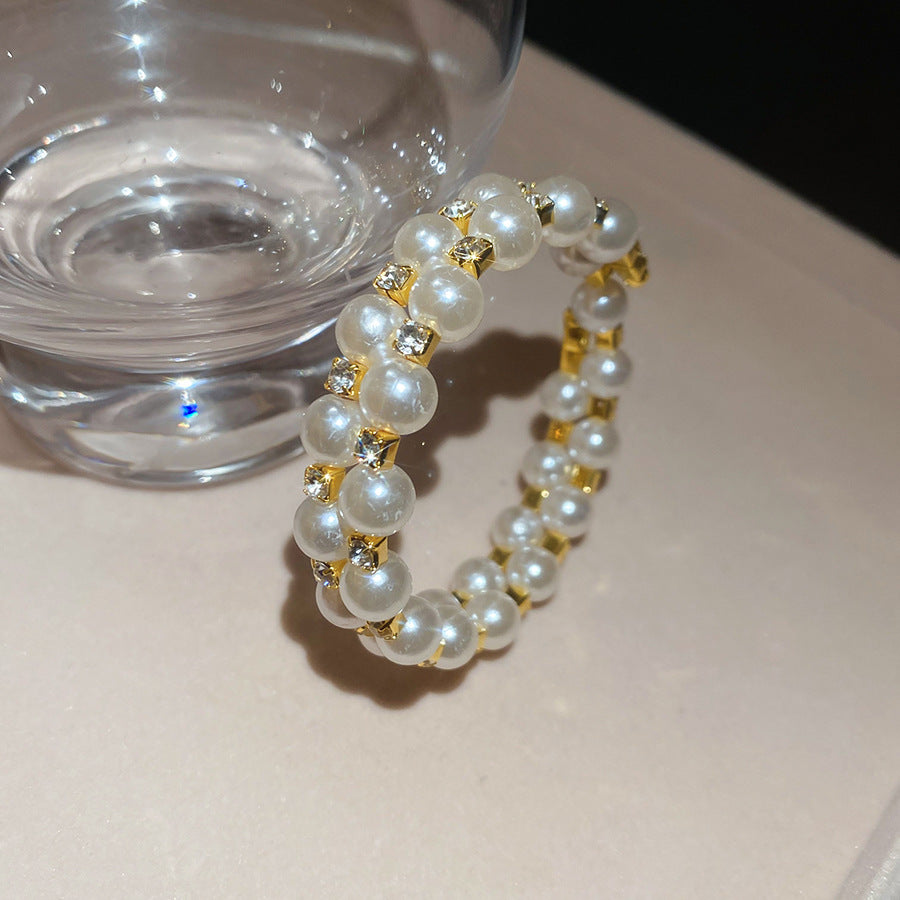 Elegante brazalete abierto de doble capa con perlas y diseño geométrico redondo, incrustaciones de pedrería y estilo vintage, accesorio minimalista de lujo