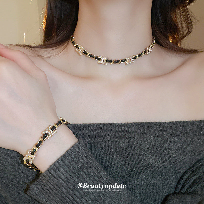 Set de collar con colgante de doble C de cuero trenzado para mujer con dije de aleación, cadena de medallón minimalista elegante, patrón floral, diseño circular geométrico, joyería de moda de lujo ligera