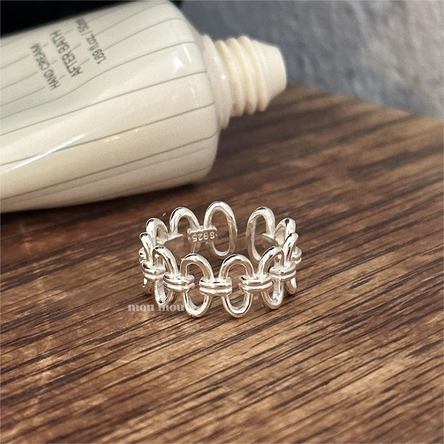 Anillo minimalista de plata de ley 925 con forma cuadrada y bordes geométricos para mujer