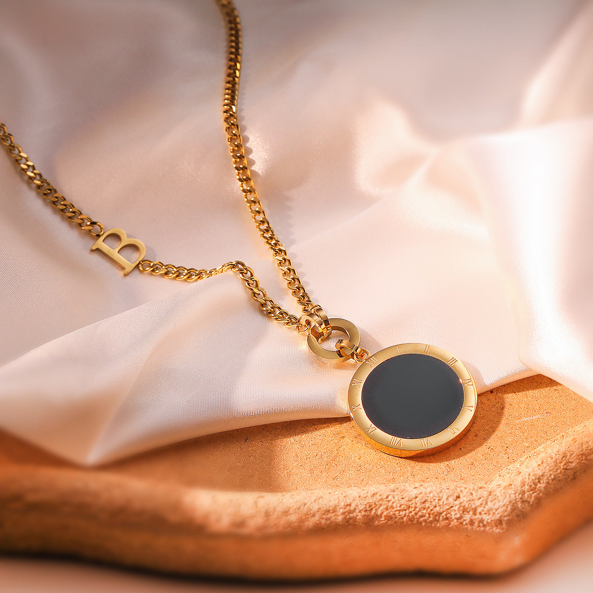 Collana con Pendente Rotondo Minimalista in Madreperla per Donna in Acciaio al Titanio Placcato Oro, Catena alla Moda per Maglione