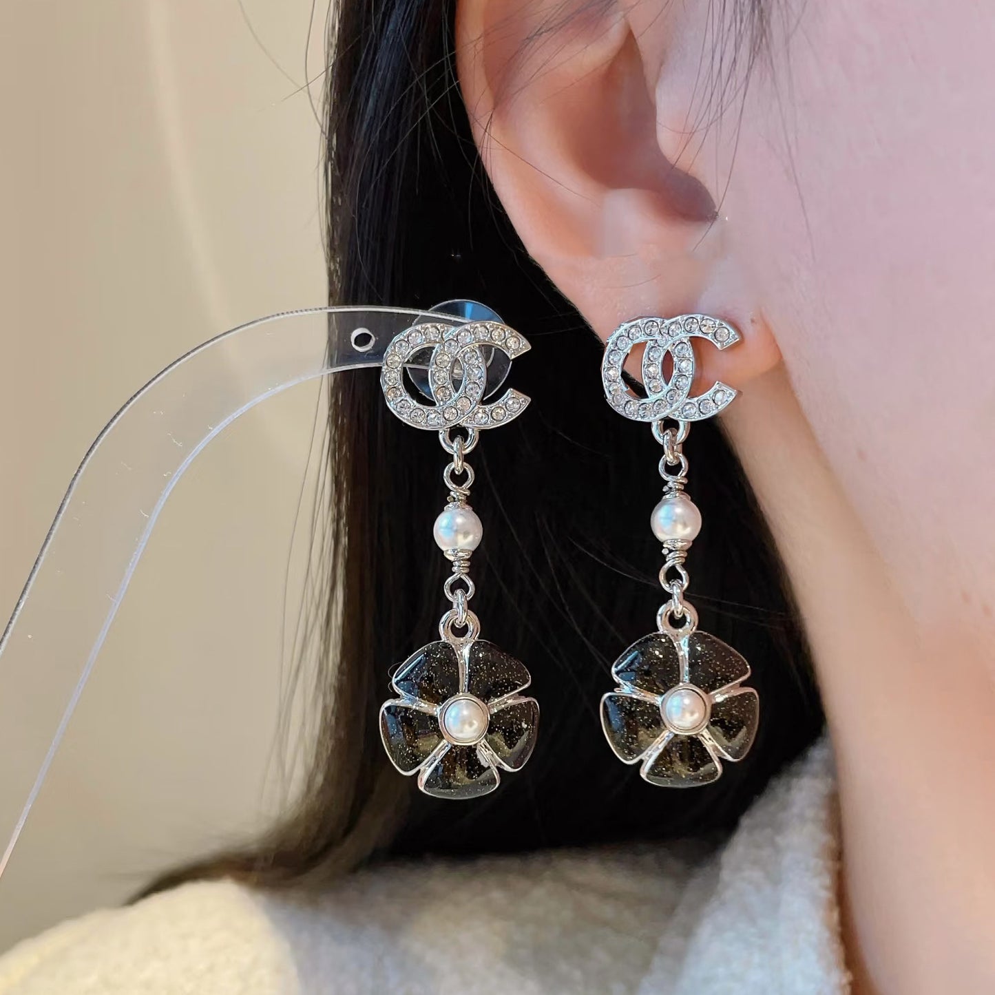 Exquisitos Pendientes de Camelia Esmaltados de Latón Bañado en Oro de Lujo con Postes de Plata de Ley 925 para Mujer
