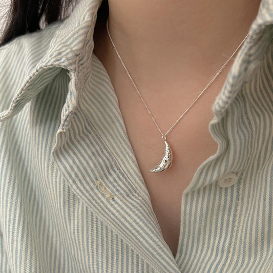 Collar con colgante de luna minimalista en plata de ley 925 con contorno geométrico y acabado galvanizado