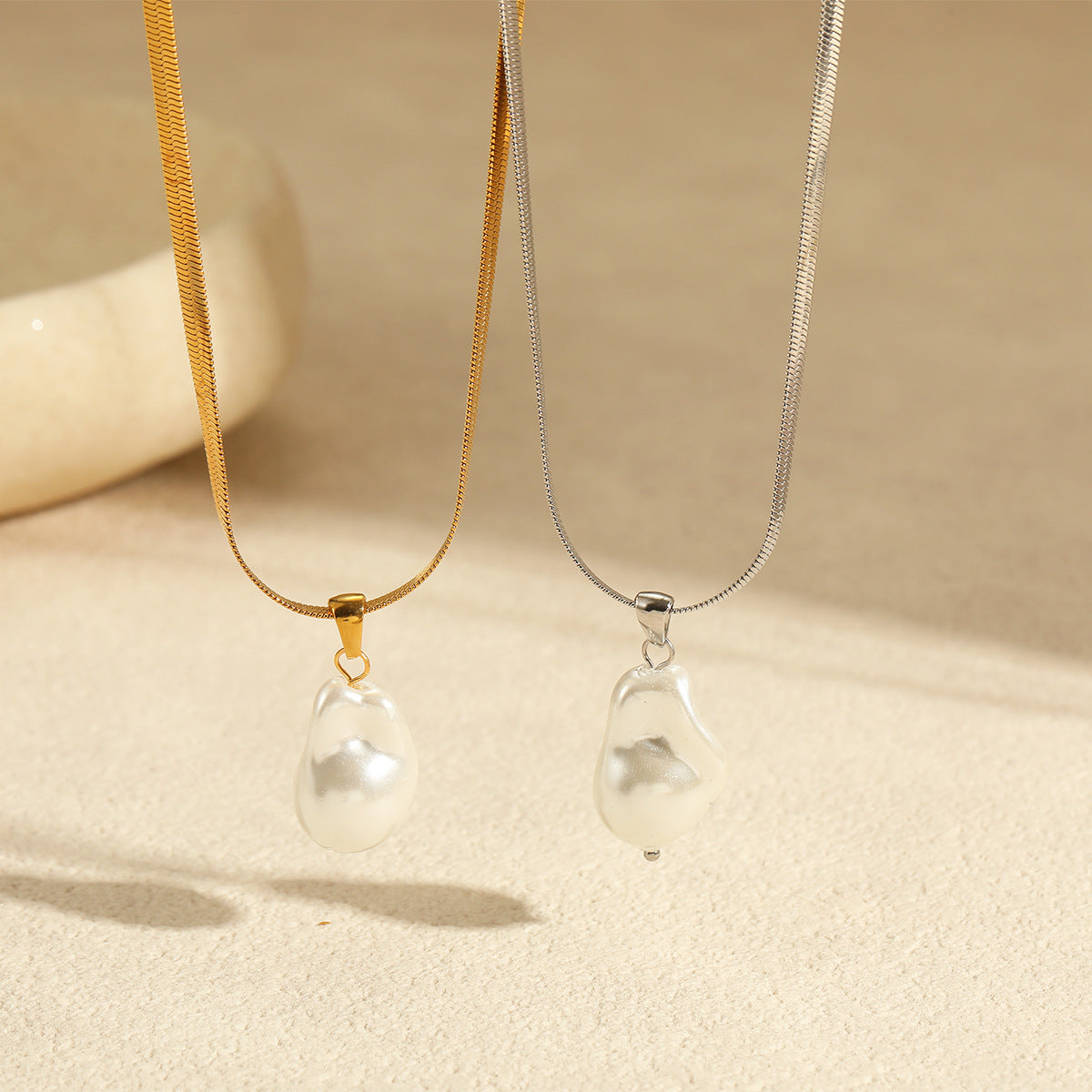 Collana con ciondolo in perla simulata placcata in acciaio inossidabile geometrica in stile barocco vintage da donna