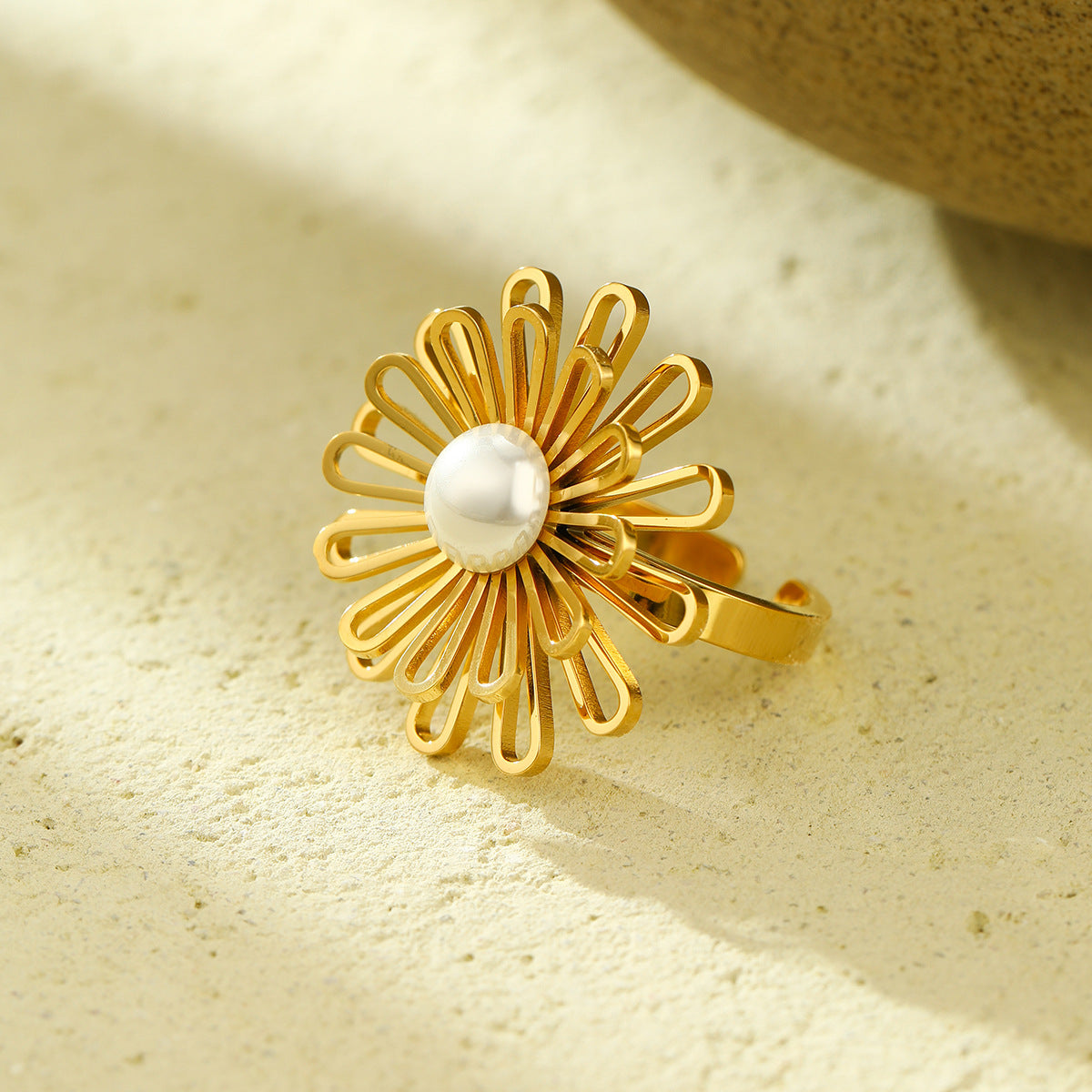 Anillo minimalista de acero inoxidable calado con encaje floral de estilo francés para mujer con acabado chapado
