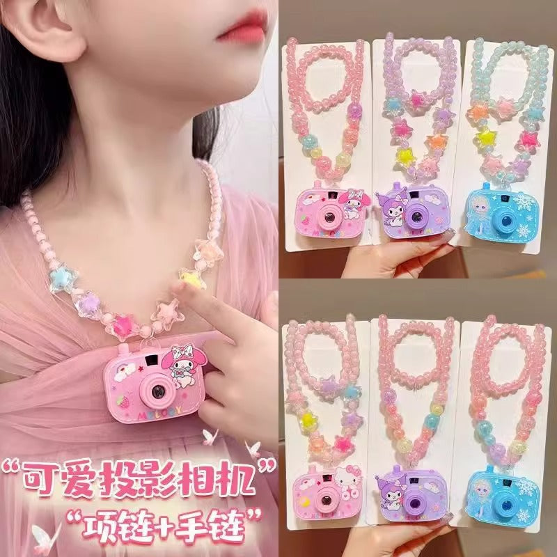 Collana con Pendente a Forma di Personaggio dei Cartoni Animati per Bambini con Fotocamera a Proiezione in Resina su Catena a Sfere, Simpatico Regalo di Compleanno per Ragazze dai 3 ai 10 Anni