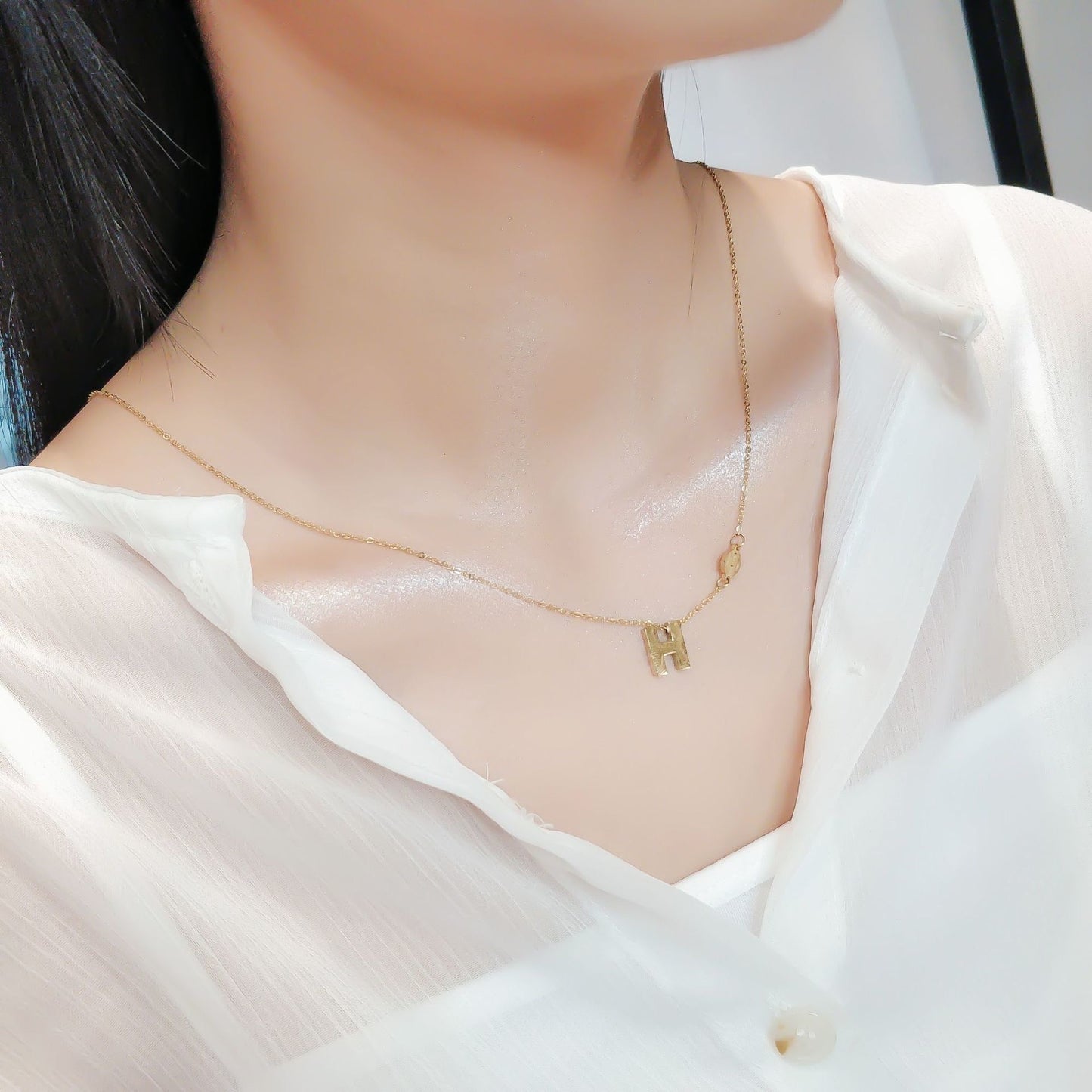 Collar con colgante de letra H minimalista en acero de titanio con acabado chapado para mujer