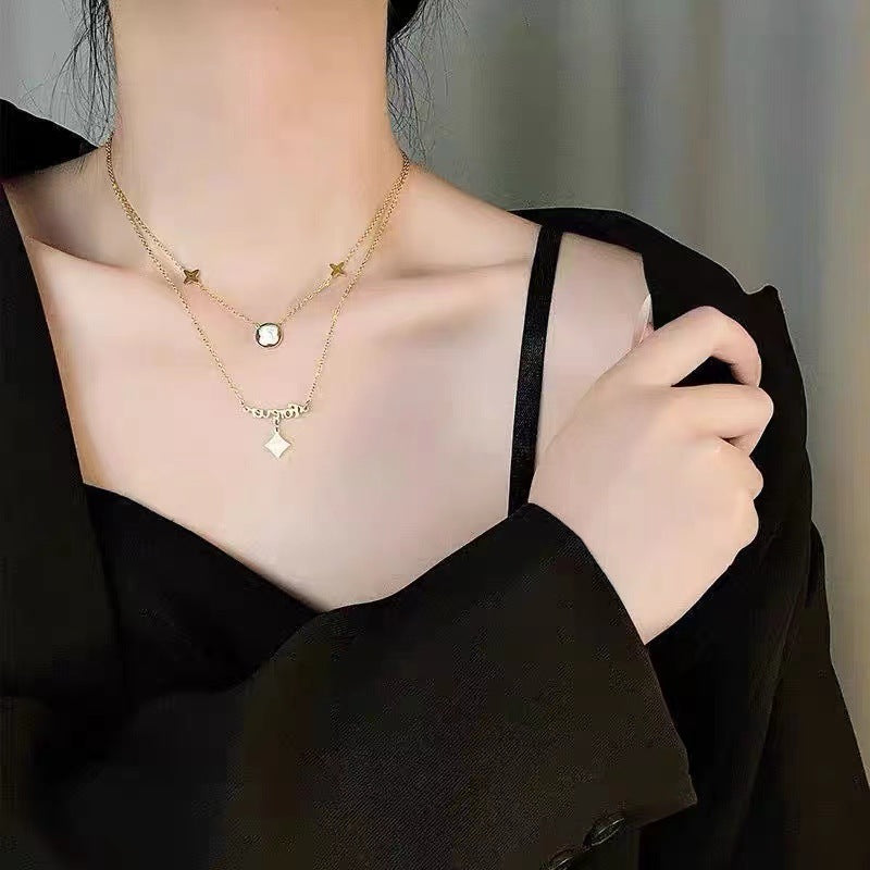 Original Design Clover-Shaped Pendant Necklace in Titanium Steel with Gold Plating on Clavicle Chain