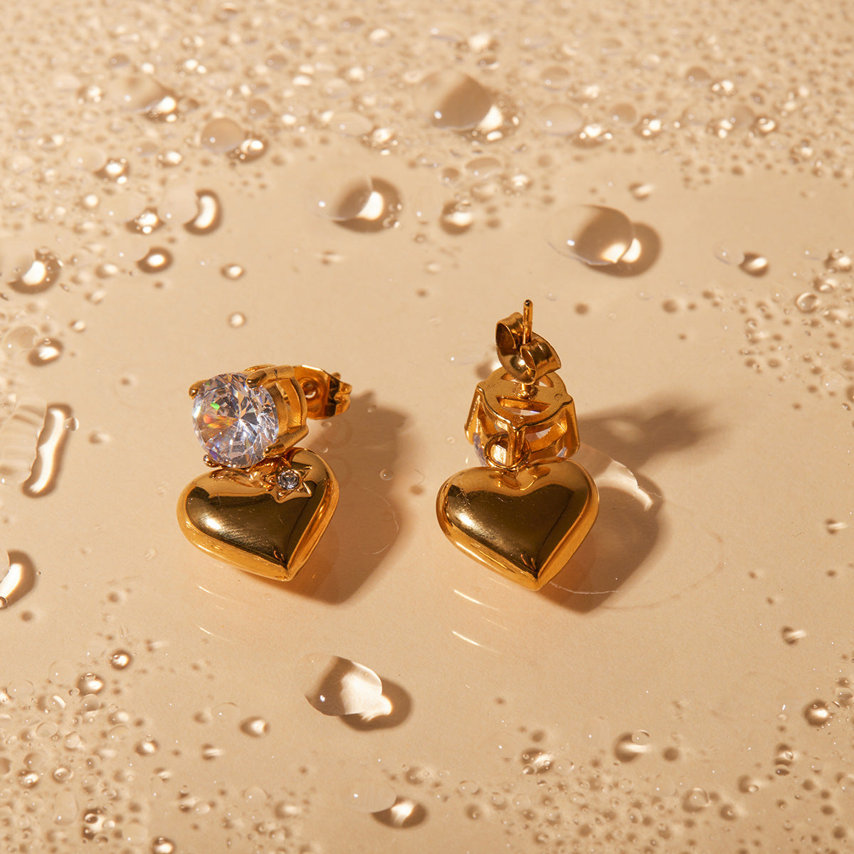 Pendientes de Acero Inoxidable Geométricos Minimalistas con Baño de Oro de 18K y Acento de Corazón de Circonita Cúbica