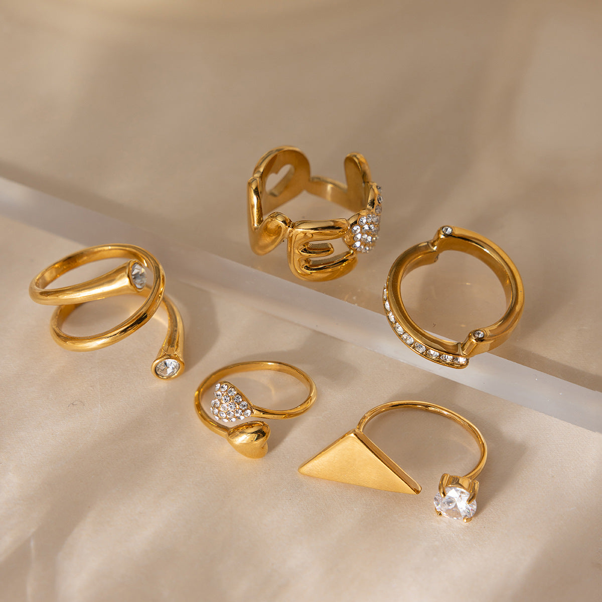 Elegante anillo de acero inoxidable con diseño de triángulo geométrico y circonita cúbica, chapado en PVD, para mujer