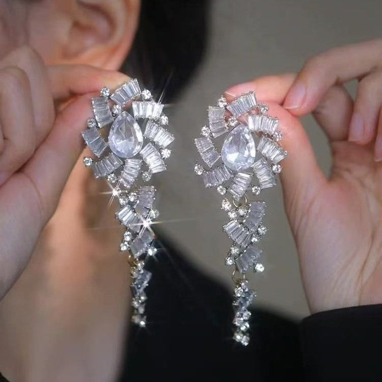 Orecchini a perno di lusso con lega geometrica irregolare e intarsio di strass, placcati argento, alla moda e versatili da donna