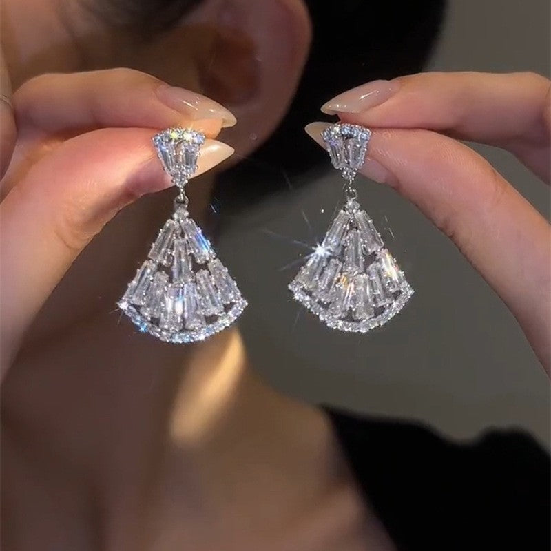 Orecchini pendenti con nappe geometriche minimaliste con intarsi di strass in rame placcato e perni in argento sterling 925 da donna