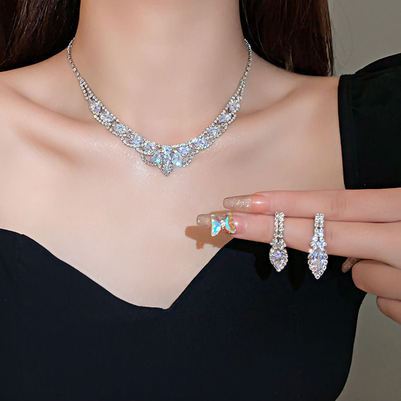 Elegante collar con colgante de lazo de diamantes de imitación y detalles de nácar perlado para mujer — Delicada cadena para clavícula en estilo de lujo minimalista y a la moda