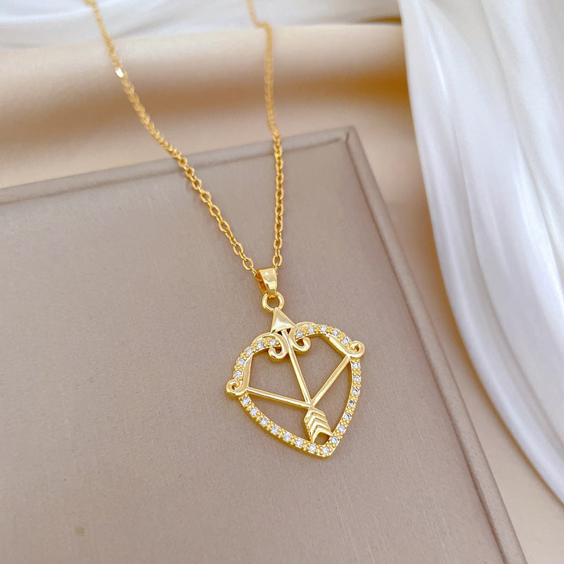 Collana in acciaio al titanio a forma di cuore minimalista con intarsio in strass per uomo e donna, delicata catena clavicola con design a Cupido