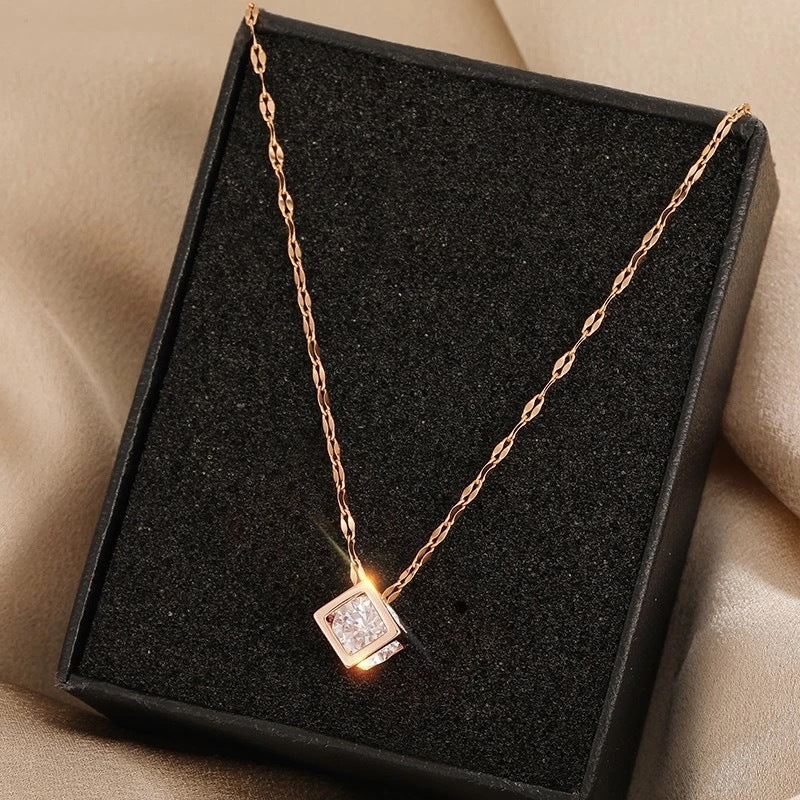 Collana da Donna con Ciondolo a Goccia Geometrico Minimalista e Strass in Acciaio al Titanio