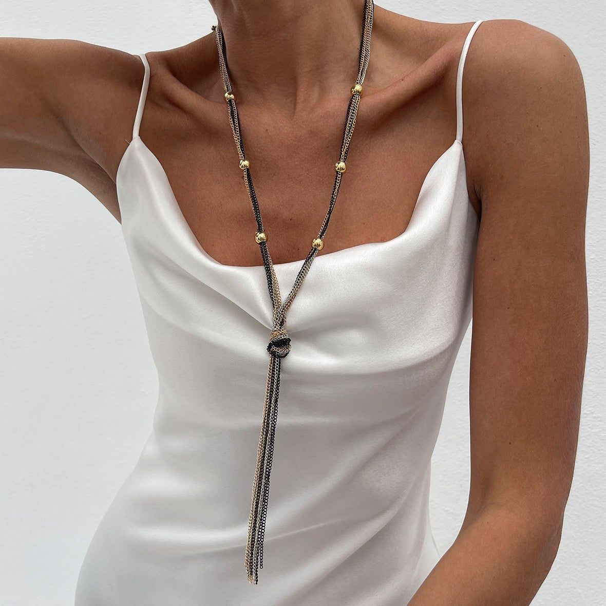 Collar de mujer minimalista y geométrico con diseño en Y, con capas de metal y colgante de borla