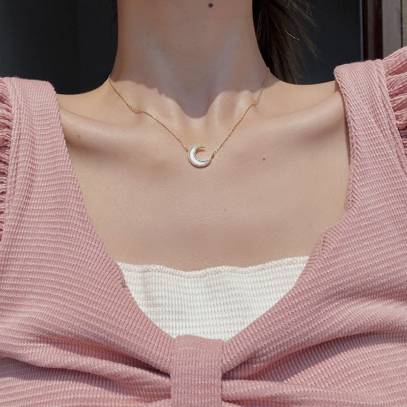 Collana Minimalista in Acciaio al Titanio a Forma di Luna con Intarsio in Madreperla e Strass, Catena a O, Delicata Collana da Donna per Clavicole