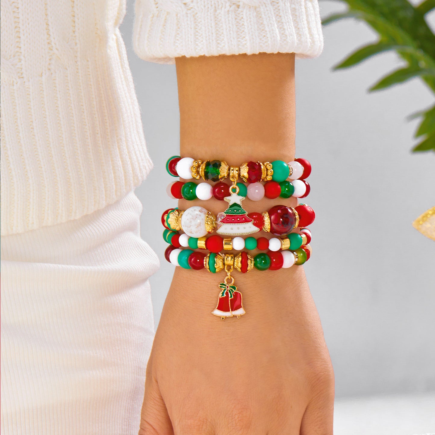 Lindo juego de pulseras con colgantes de aleación de campana, muñeco de nieve y árbol de Navidad con detalles de diamantes de imitación para regalo de Navidad