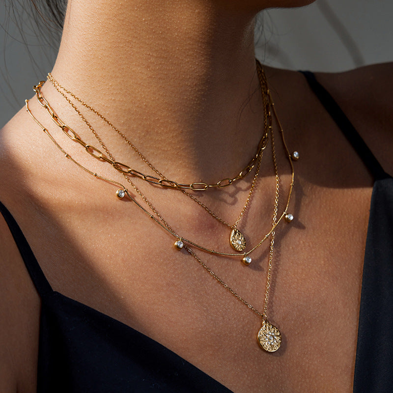 Collar de cadena de clavícula de acero inoxidable chapado en titanio para mujer con colgante geométrico de ráfaga de estrellas y incrustaciones de diamantes de imitación