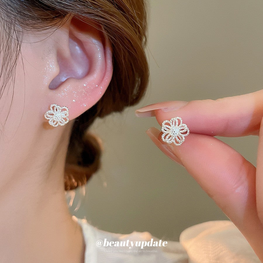 Pendientes de metal geométricos minimalistas con incrustaciones de diamantes de imitación y acabado cepillado para mujer