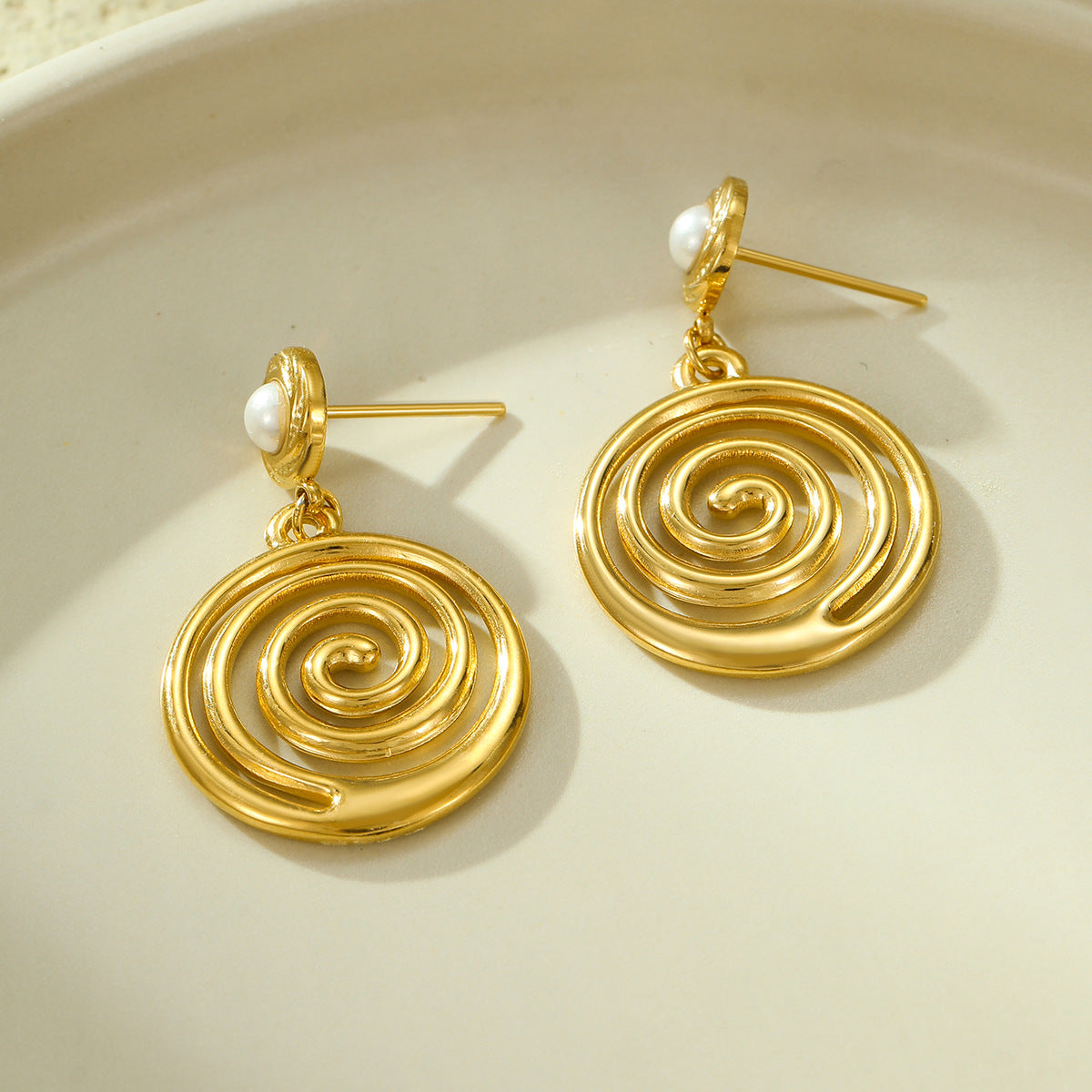 Pendientes de perlas circulares estilo lujo en acero de titanio con acabado chapado para mujer