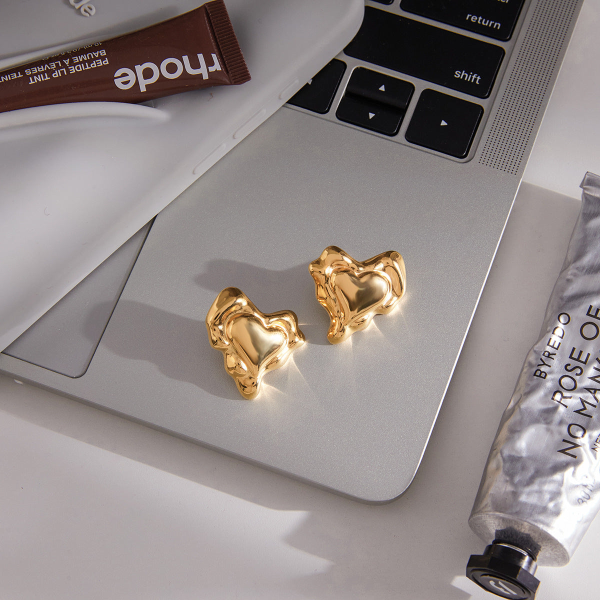 Orecchini a perno minimalisti da donna in acciaio inossidabile a forma di cuore con placcatura in oro PVD sottovuoto