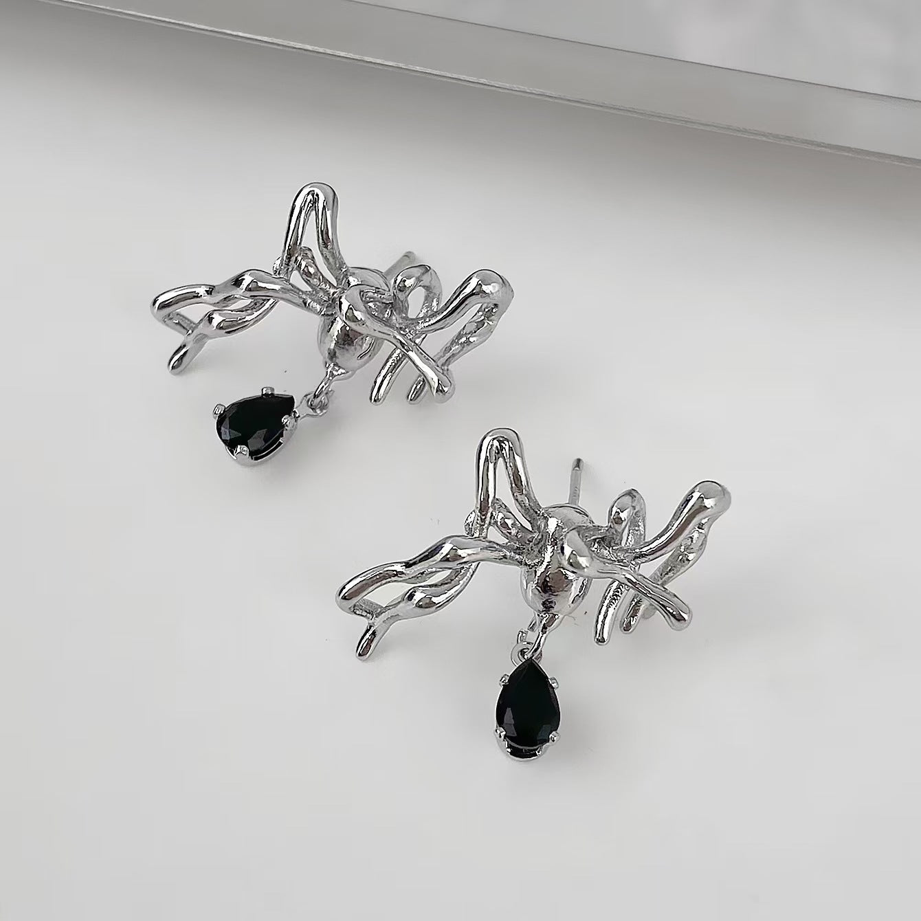 Orecchini a perno in lega a forma di ragno stile Punk con intarsio di strass per donna