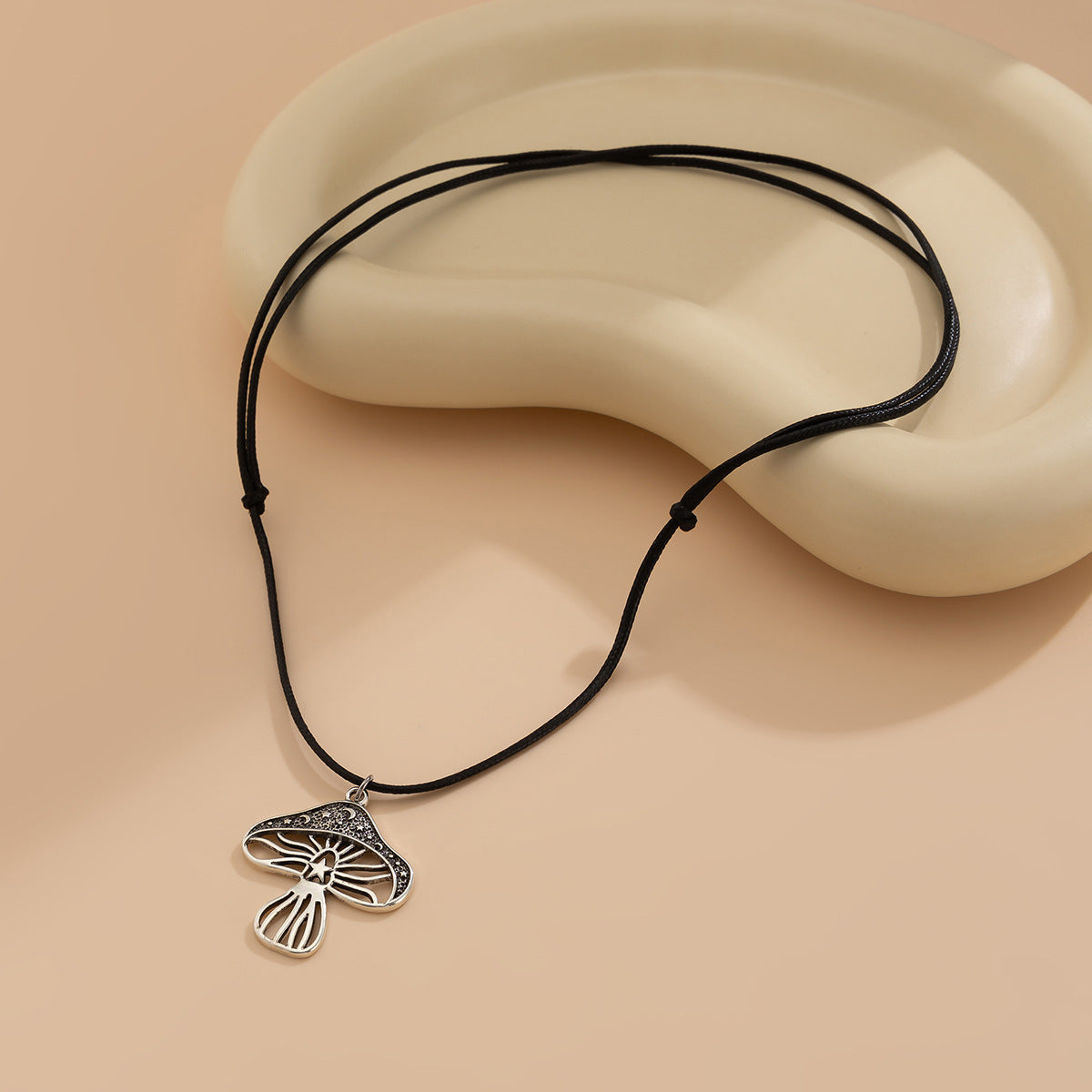 Collana Asimmetrica Bohemien Vintage con Perline Turchesi, Ciondolo Geometrico in Lega e Cordino di Cotone Cerato