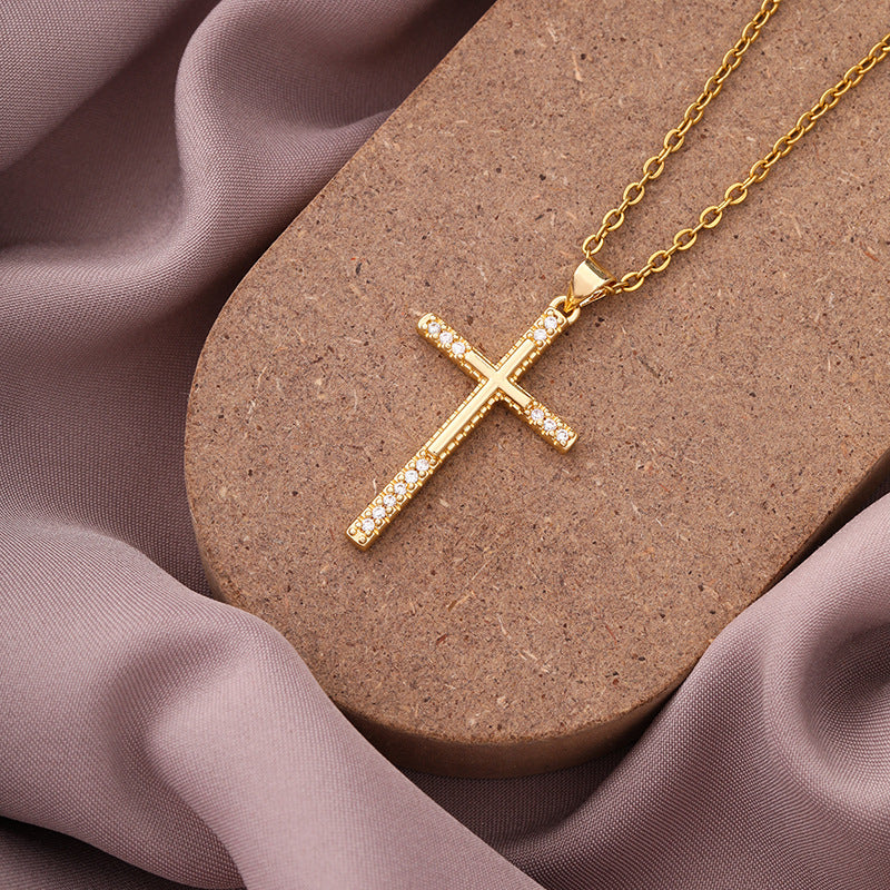 Collana con ciondolo a croce minimalista in rame con placcatura in oro e zirconi micropavé su catena a O