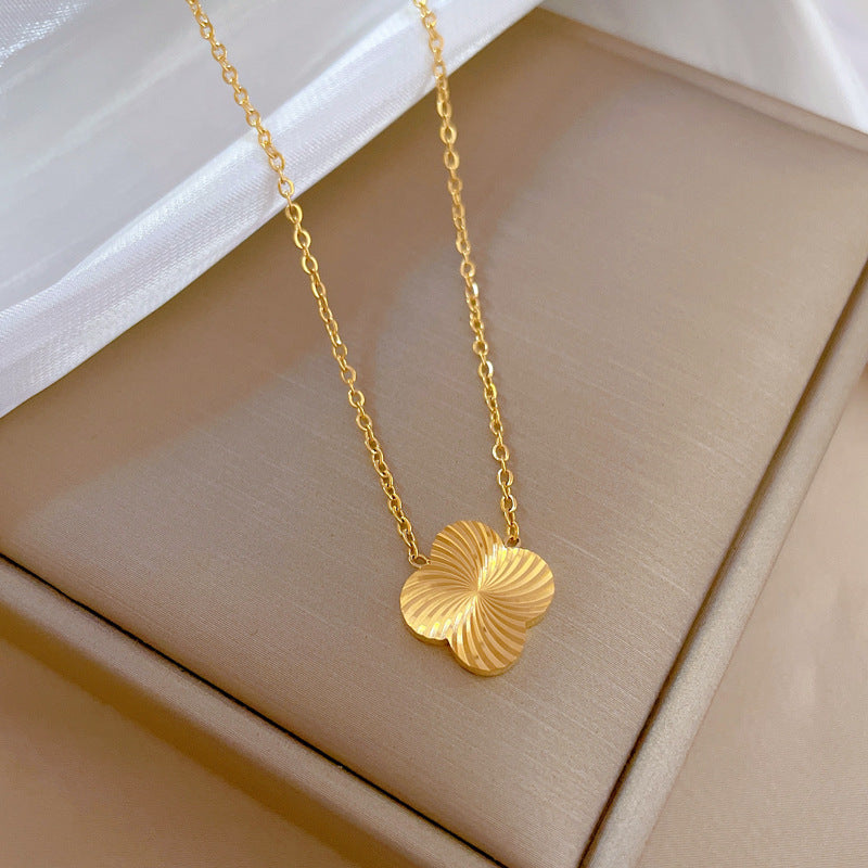 Collana girocollo minimalista unisex con quadrifoglio geometrico in acciaio al titanio