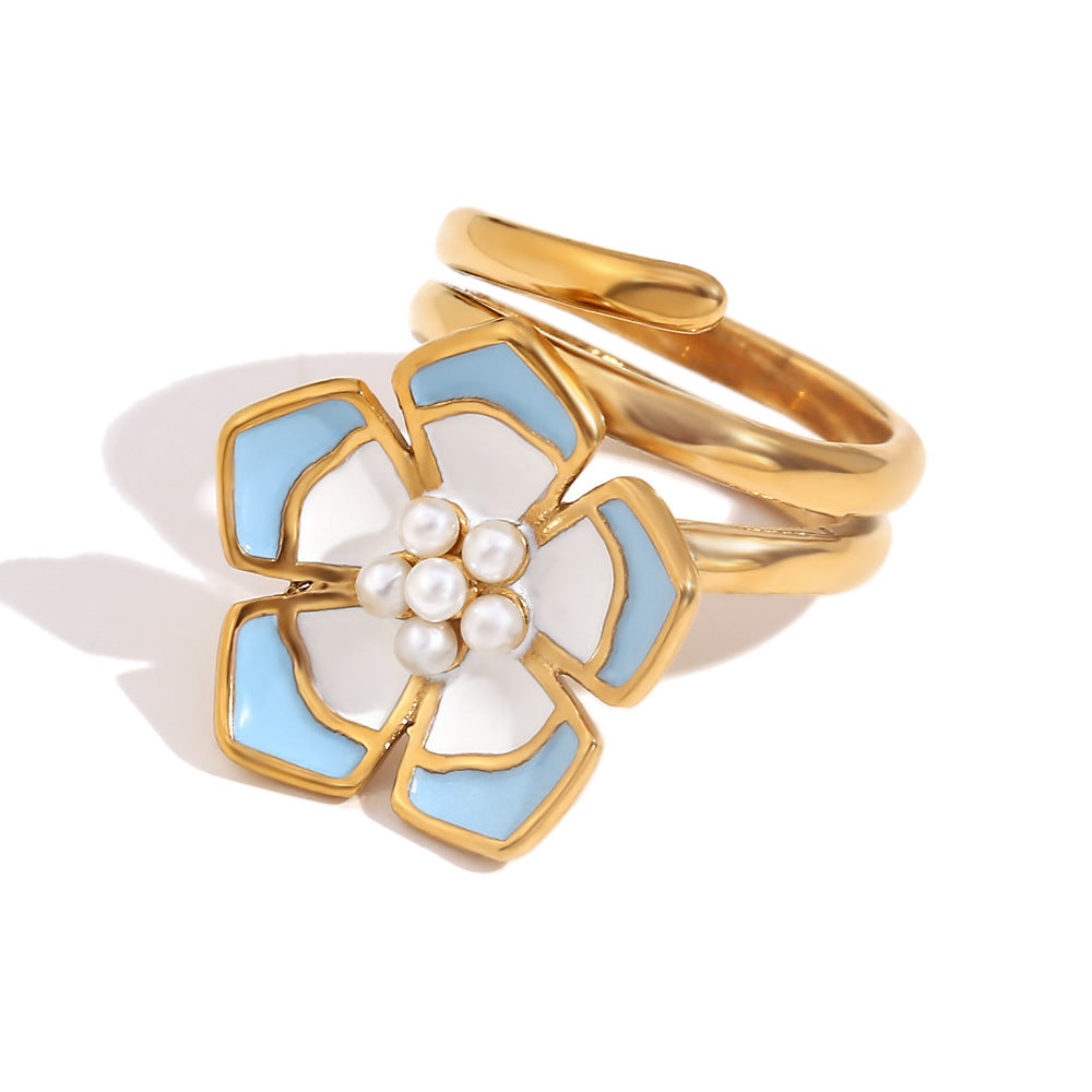 Collana da donna alla moda con ciondolo floreale e geometrico in acciaio inossidabile con placcatura in oro 18 carati e dettagli di petali smaltati