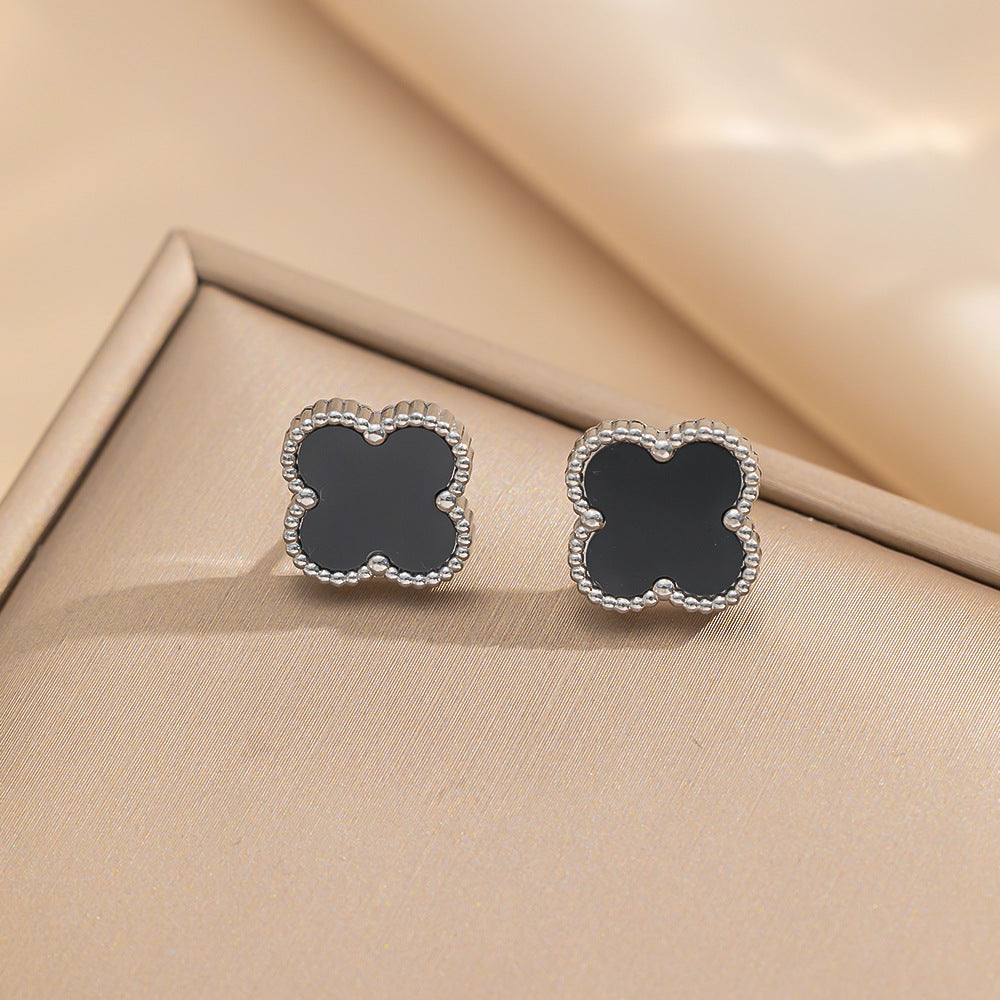 Set di collana, bracciale e orecchini a lobo da donna in acciaio al titanio minimalista con quadrifoglio fortunato