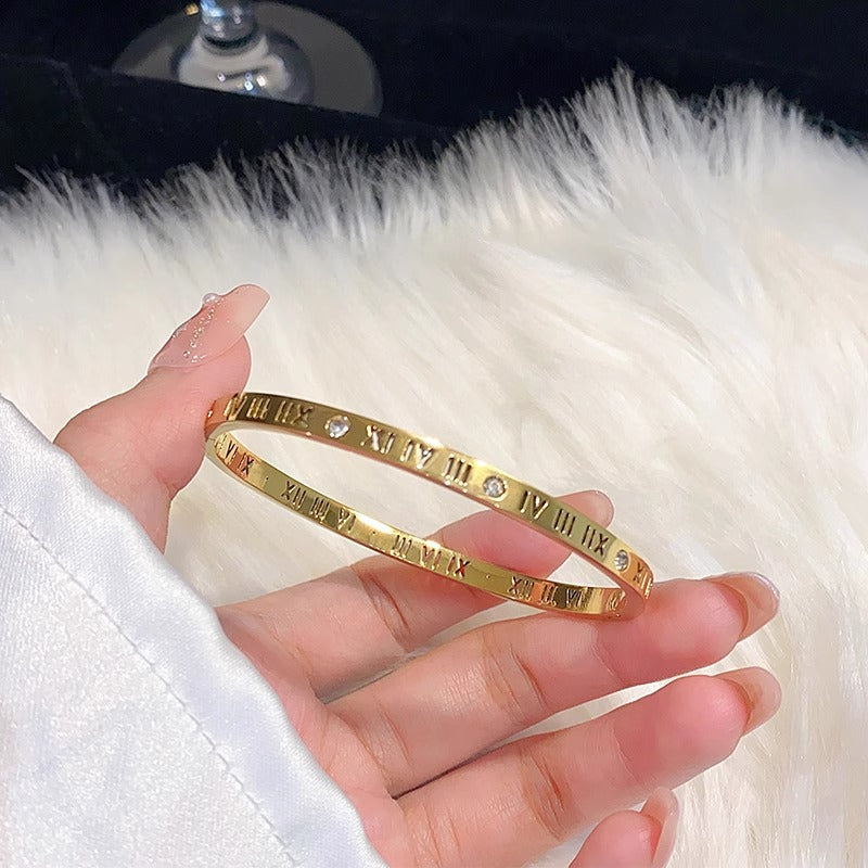 Bracciale Minimalista in Acciaio al Titanio da Donna con Placcatura in Oro e Intarsio di Zirconi, Bracciale Lusso con Design Geometrico Ovale