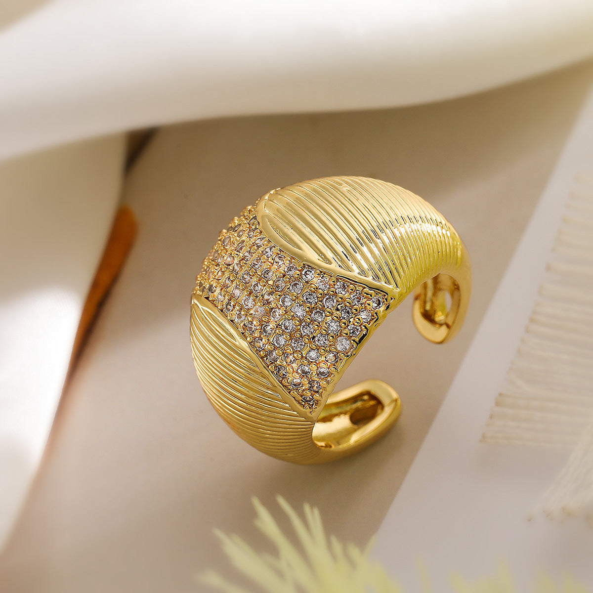 Anello Aperto Geometrico Minimalista da Donna in Ottone con Placcatura in Oro Vero e Intarsio in Zircone