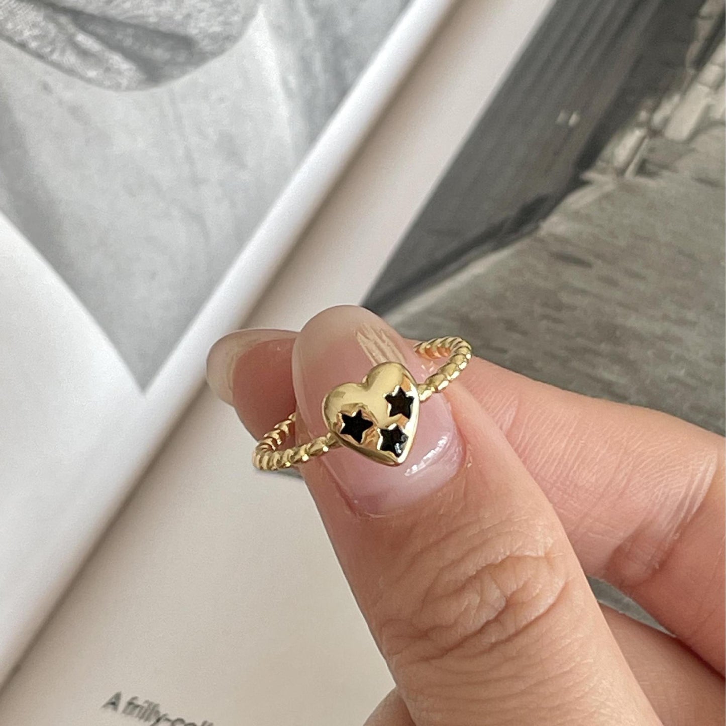 Anillo minimalista de plata esterlina 925 con forma de corazón, acento de estrella de resina y diseño geométrico