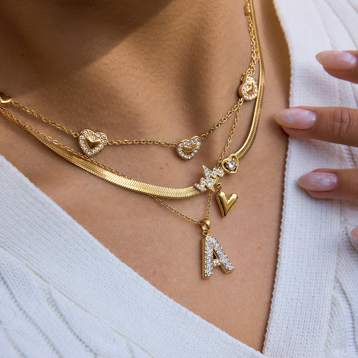 Collana da donna in acciaio inossidabile con ciondolo a cuore minimalista e finitura placcata oro