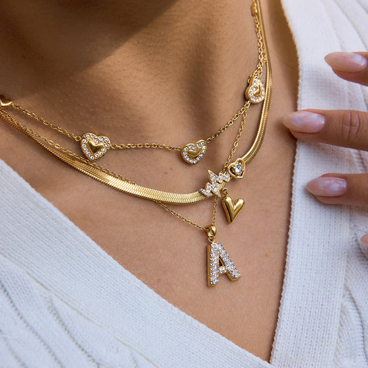 Collana da donna in acciaio inossidabile con ciondolo a cuore minimalista e finitura placcata oro