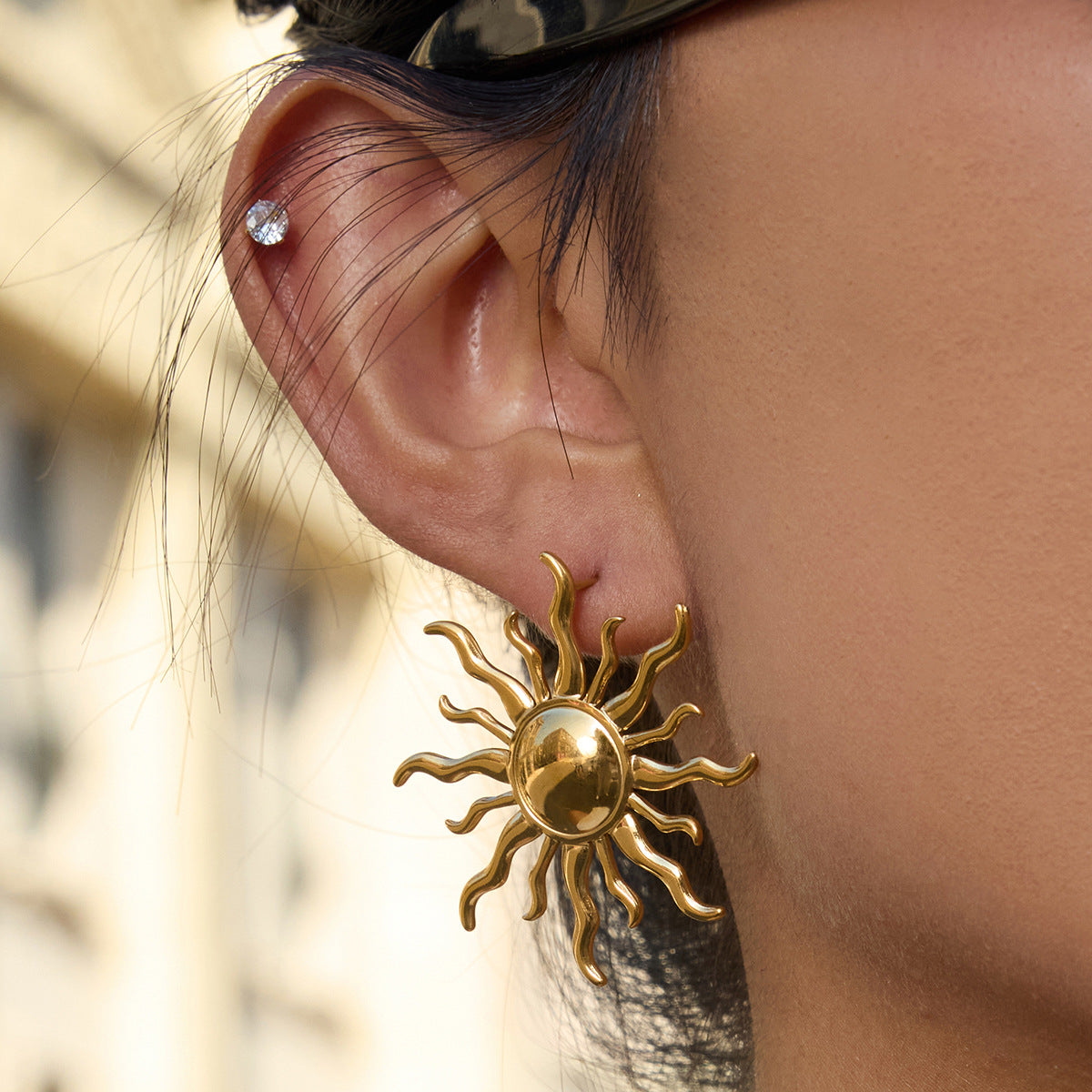 Pendientes de botón de acero inoxidable con forma de sol minimalista para mujer con acabado chapado