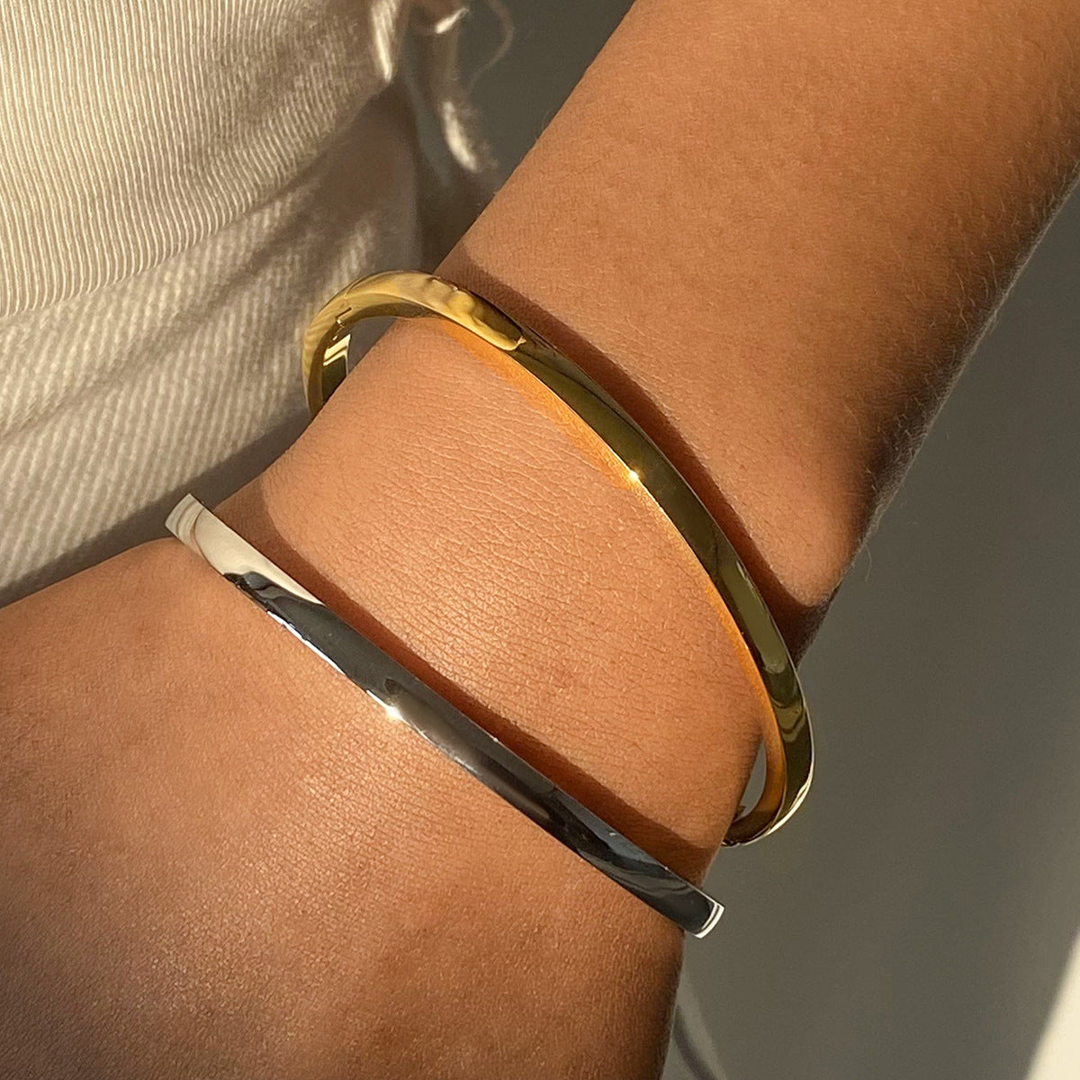 Braccialetto Minimalista Geometrico Quadrato in Acciaio Inossidabile con Finitura Lucida e Chiusura a Levetta