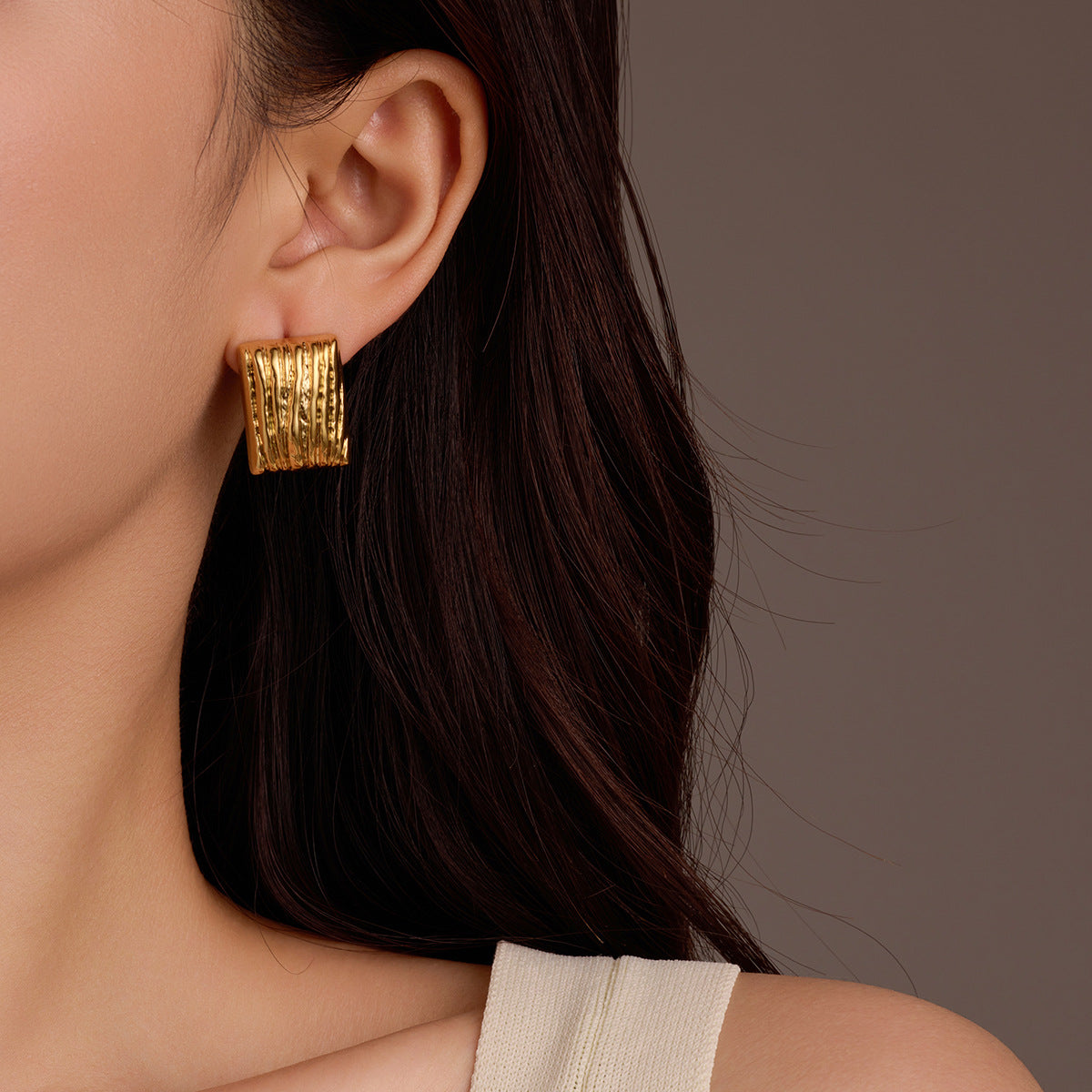 Pendientes de acero inoxidable texturizado en forma de corazón estilo vintage con acabado chapado